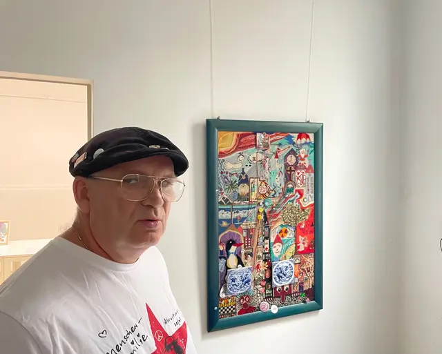 Eindrücke von der Schau "Der Elefant im Porzellanladen!?" in der Ruhrtalstadt Mülheim hier Bernhad baun vor seinem "Stick-Bild" zur Schau - nach der Enthüllung.