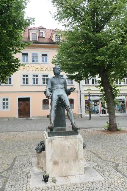 ("Beethoven" auf Arnstadts Marktplatz)          .
.

