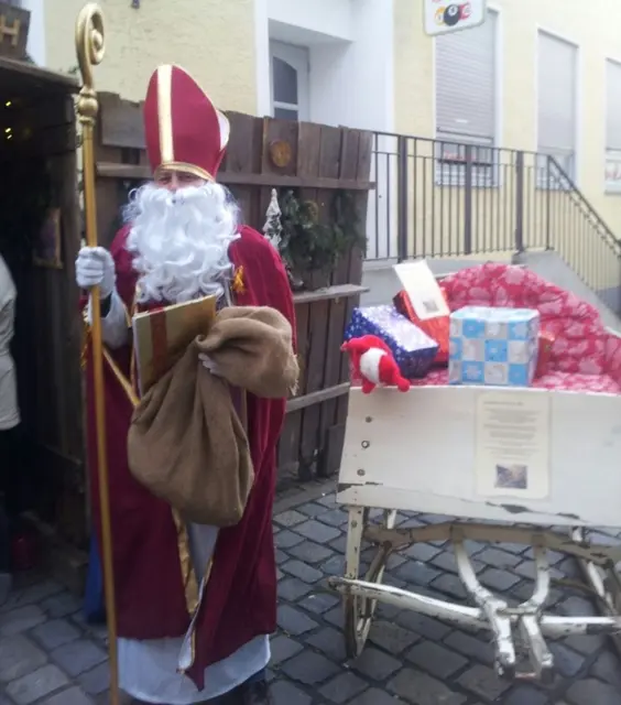 Der Nikolaus und der original MC Aichach Sissischlitten haben in der Weihnachtszeit Tradition beim MC Aichach!