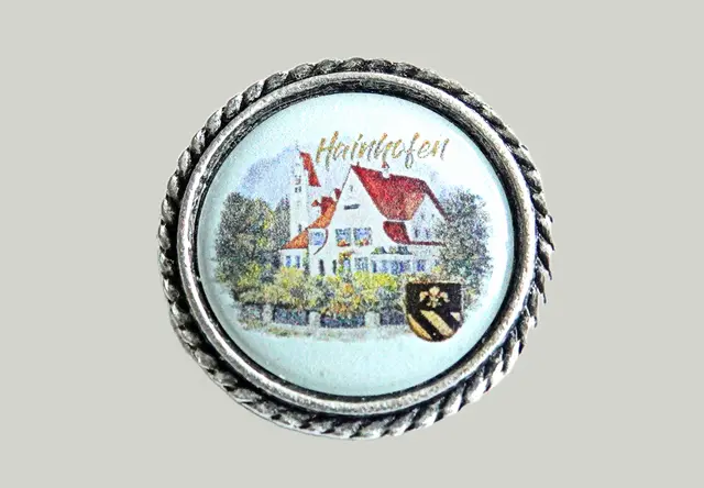 Die Hainhofer Anstecknadel mit dem von Alois Linder gemalten Motiv