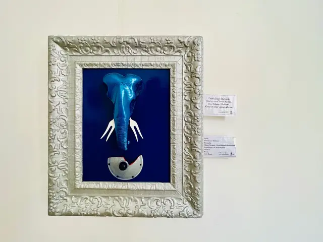 Eindrücke von der Schau "Der Elefant im Porzellanladen!?" in der Ruhrtalstadt Mülheim hier Installationen von InDa van Retem "Klein-blau..."