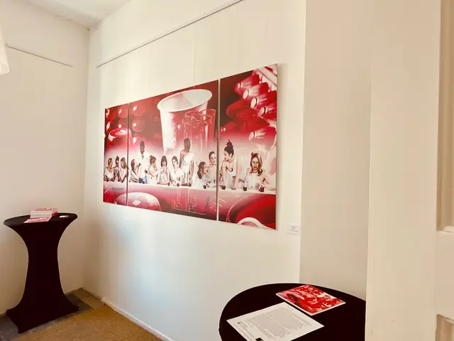 Eindrücke von der Schau "Der Elefant im Porzellanladen!?" in der Ruhrtalstadt Mülheim hier ein Werk von Olga Krakovyak hinter einer Installation von Heinz-Peter Schepp "LAST SUPPER"  eine Anspielung auf die Plastik-Vermüllung unserer Erde.