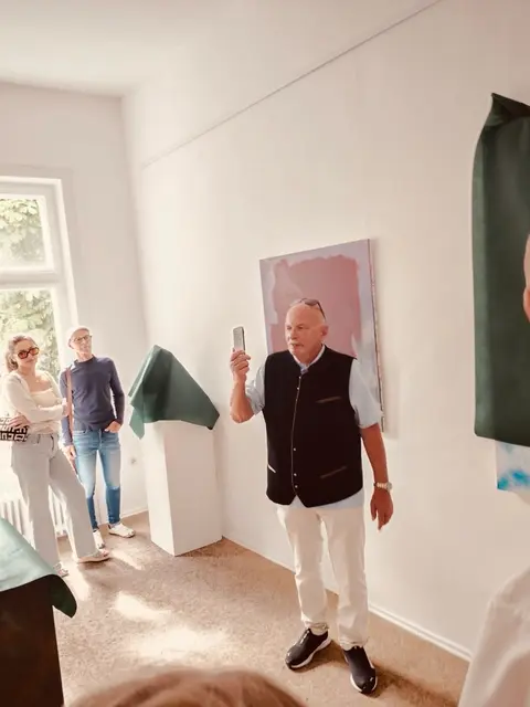 Eindrücke von der Schau "Der Elefant im Porzellanladen!?" in der Ruhrtalstadt Mülheim hier bei der Enthüllung: Manfred Dahmen schaltet die Künstlerin Julia Lauenstein via Handy aus Thüringen hinzu.