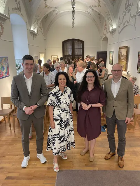Oberbürgermeister Michael Jahn, Petra Dobler-Zanghi, Museumsleiterin Sarah Maria Lorenz und der ehemalige Museumsleiter Dr. Raphael Gerhardt präsentierten die neue App „Geschichtsorte Günzburg“. | Foto: Michael Lindner/ Stadt Günzburg