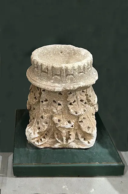 Fragment einer Säule eines römischen Grabmales als Weihwasserbecken (bénitier) gebraucht. Frankreich, Grand Est, Faverolles.