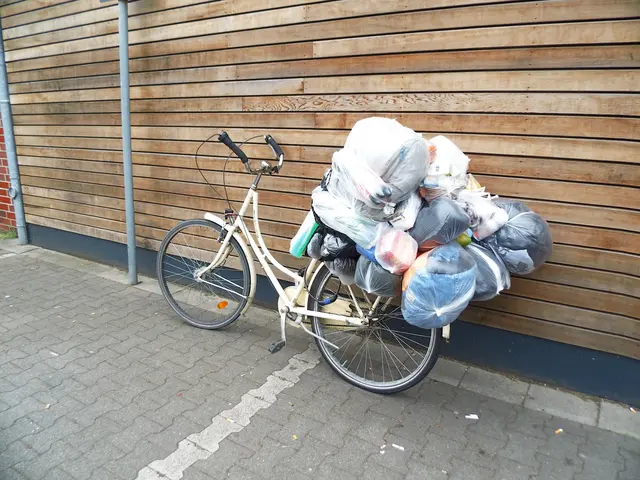 Überladenes Damenfahrrad, angelehnt an Gebäudefassade auf Behinderten- Parkplatz beim Lebensmittel-Discounter. | Foto: Siegmund Walter, 08.07.2026,14:22 Uhr