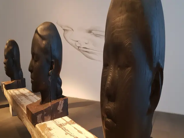 Eigens für das Museum Küppersmühle hat Plensa feine Zeichnungen direkt auf die Museumswände aufgetragen. Blick in die Ausstellung "Invisible" von Jaume Plensa im Museum Küppersmühle in Duisburg.