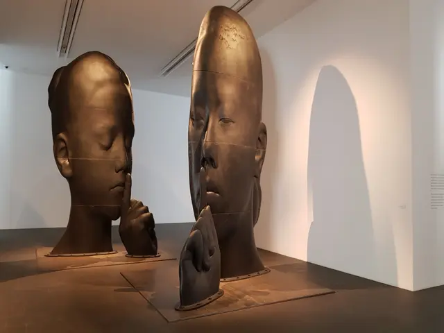 Mit geschlossenen Augen und mit einem an die Lippen gelegten Finger laden sie zur Stille und zur inneren Einkehr ein. Blick in die Ausstellung "Invisible" von Jaume Plensa im Museum Küppersmühle in Duisburg.