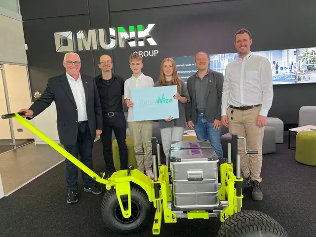 Ferdinand Munk (von links), Georg Ruß (Ständiger Stellvertreter des Schulleiters am Dossenberger-Gymnasium), die Schüler Noah Ginsberg und Katja Schmid, Daniel Kramer (Landratsamt Günzburg) und Andre Daferner (MUNK Group) freuen sich auf das Projekt.  | Foto: Landratsamt Günzburg