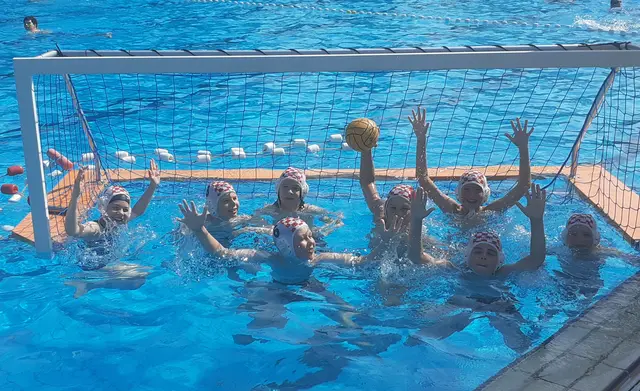 Stolze Gesichter und tolle Bilder: Der jüngste Wasserball-Nachwuchs des Lehrter SV konnte sich vor großer Kulisse präsentieren. | Foto: Verein