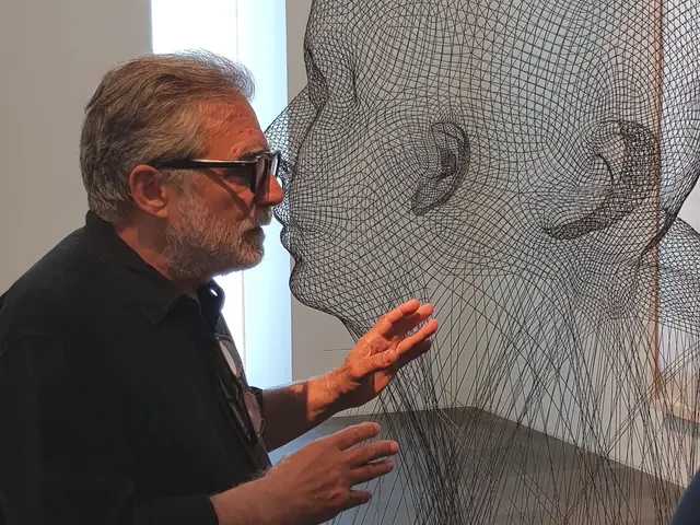 Jaume Plensa im Gespräch in seiner Ausstellung "Invisible" im Museum Küppersmühle.