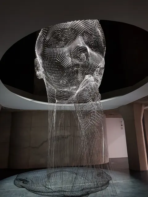 Hier ragt der filigrane Kopf aus Edelstahlstäben hoch hinauf und dominiert trotz oder wegen seiner Transparenz den Raum. Blick in die Ausstellung "Invisible" von Jaume Plensa im Museum Küppersmühle in Duisburg.
