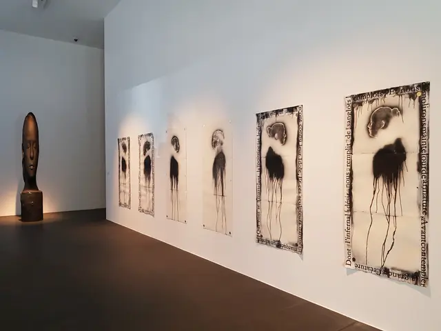 Blick in die Ausstellung "Invisible" von Jaume Plensa im Museum Küppersmühle in Duisburg.