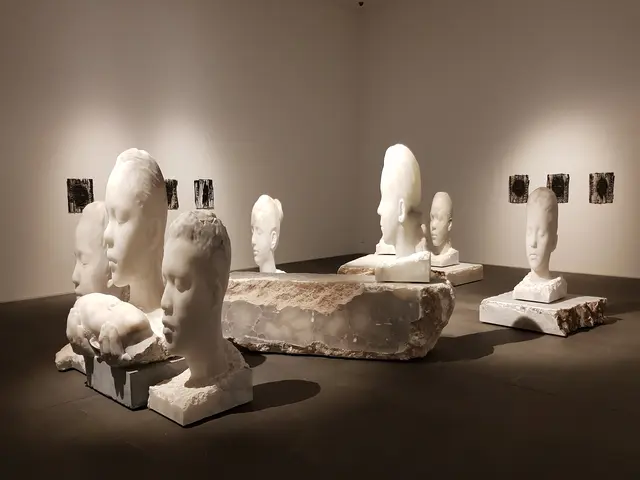 Serie aus Alabaster. Blick in die Ausstellung "Invisible" von Jaume Plensa im Museum Küppersmühle in Duisburg.