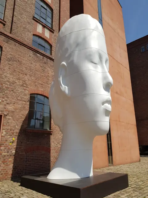Das Gesicht der Frau ist für Plensa der Inbegriff der Schönheit, die er in die Welt bringen möchte. 