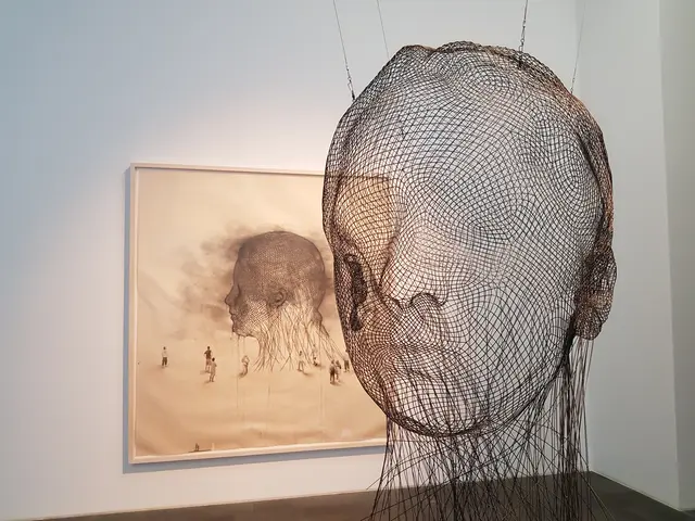 Zeichnung und transparenter Kopf. Blick in die Ausstellung "Invisible" von Jaume Plensa im Museum Küppersmühle in Duisburg.