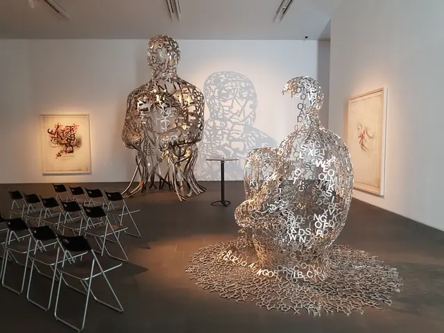 Stimmungsvolle Schattenwirkung. Blick in die Ausstellung "Invisible" von Jaume Plensa im Museum Küppersmühle in Duisburg.