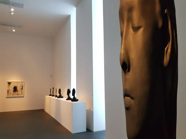 Köpfe in unterschiedlichen Maßstäben. Blick in die Ausstellung "Invisible" von Jaume Plensa im Museum Küppersmühle in Duisburg.