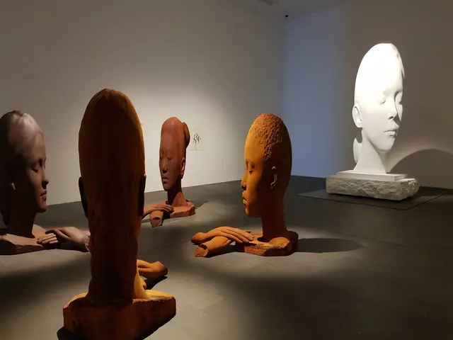 Neben Marmor, Alabaster, Kunststoff und Holz arbeitet Plensa auch in Bronze- und Eisenguss sowie Stahl in verschiedenen Maßstäben. Blick in die Ausstellung "Invisible" von Jaume Plensa im Museum Küppersmühle in Duisburg.