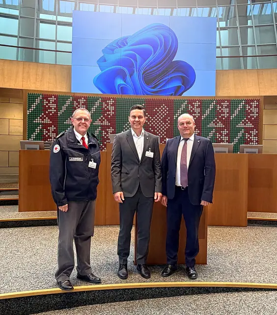 (v. li.) Wilfried Rheinfelder (Landesbeauftragter für den Katastrophenschutz des DRK-Landesverbandes Nordrhein e.V.), Dr. Hasan Sürgit (Vorstand des DRK-Landesverbandes Westfalen-Lippe e.V.) und Dr. Sascha Rolf Lüder (Leiter des Verbindungsbüros des Deutschen Roten Kreuzes bei Landtag und Landesregierung von Nordrhein-Westfalen) nahmen als Sachverständige an der Sitzung des Innenausschusses teil. | Foto: DRK in NRW
