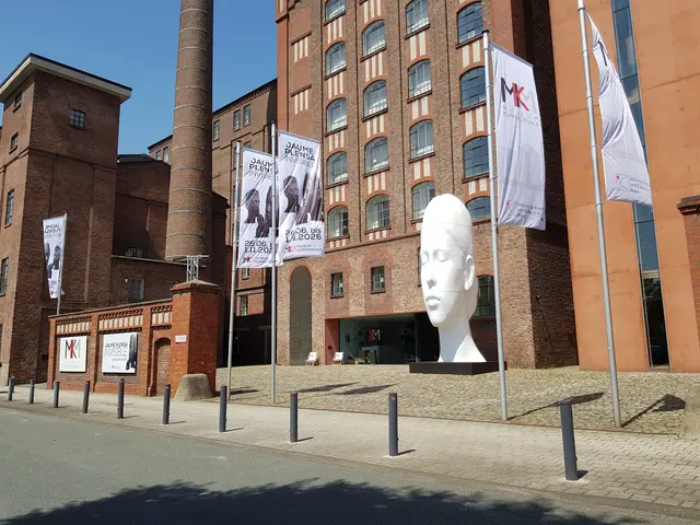 Am Eingang zum Museum Küppersmühle steht "Flora", ein überdimensionaler Frauenkopf, schneeweiß mit geschlossenen Augen. Jaume Plensa "Invisible" im Museum Küppersmühle.
