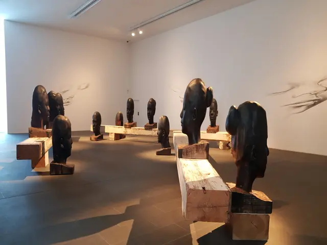 Blick in die Ausstellung "Invisible" von Jaume Plensa im Museum Küppersmühle in Duisburg.