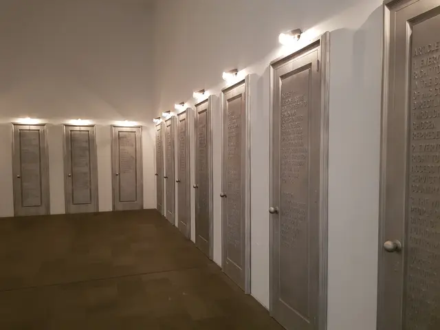 Die Installation "Forgotten Dreams" besteht aus 30 Türen, auf denen je ein Artikel der Menschenrechte zitiert wird. Blick in die Ausstellung "Invisible" von Jaume Plensa im Museum Küppersmühle in Duisburg.