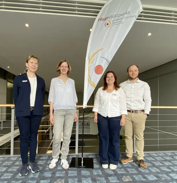Die Pflegeberaterinnen (von links) Martina Pilz, Carolin Schleifer, Nina Seyrer und Teamleiter Johannes Fischer.  | Foto: Benjamin Sigmund / Landratsamt Günzburg 
