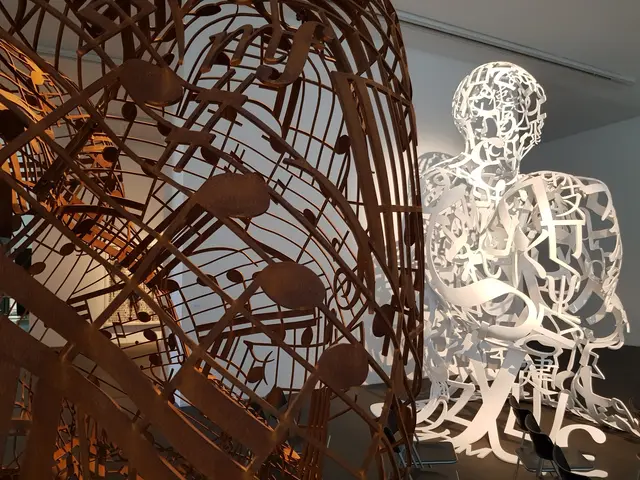 Großskulpturen, umhüllt von Buchstaben und Noten, die von allen Menschen gelesen werden können, egal welche Sprache sie auch sprechen. Blick in die Ausstellung "Invisible" von Jaume Plensa im Museum Küppersmühle in Duisburg.
