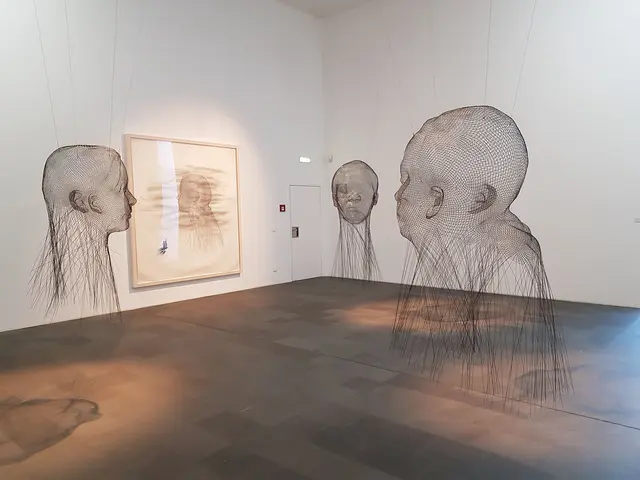 Blick in die Ausstellung "Invisible" von Jaume Plensa im Museum Küppersmühle in Duisburg.