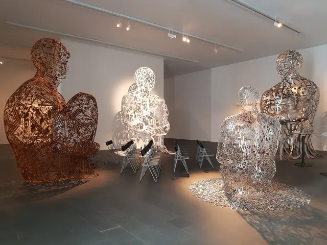 Imaginäre Gestalten, die von einer Haut aus Buchstaben oder Noten umhüllt werden. Blick in die Ausstellung "Invisible" von Jaume Plensa im Museum Küppersmühle in Duisburg.