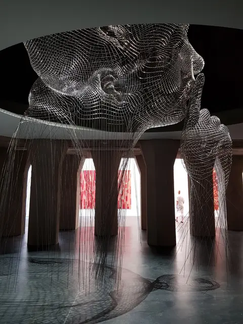 Beeindruckend ist die Installation "Invisible Anna" im Siloraum, der Nahtstelle zwischen Museum und seinem Erweiterungsbau. Blick in die Ausstellung "Invisible" von Jaume Plensa im Museum Küppersmühle in Duisburg.