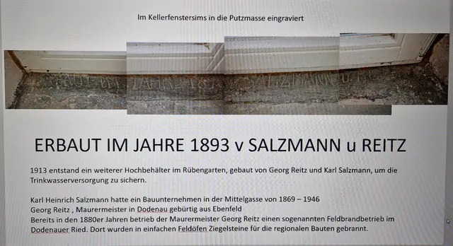 Auf dem Kellerfenstersims ist iin die Putzmasse eingraviert:
ERBAUT IM JAHRE 1893 v SALZMANN u REITZ