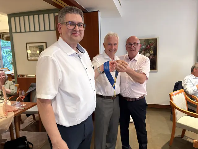 Pastpräsident Harald Dörr übergab die Amtskette für das nächste Amtsjahr an Friedhelm Lierse und Dirk Pfeiffer (von Rechts nach links) | Foto: Rotary Club Stadtallendorf