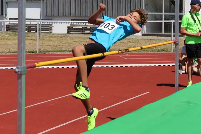 Malik Muminovic beim Hochsprung