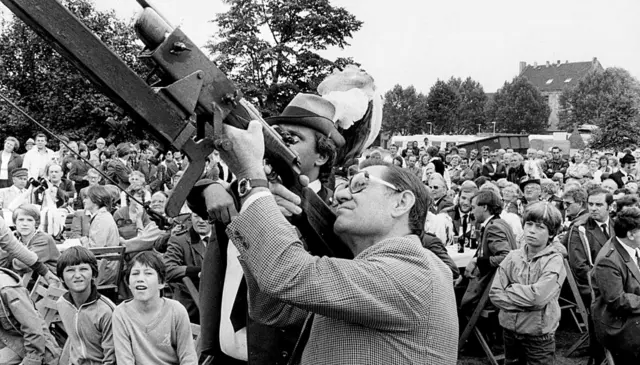 Lang ist es her: Die historische Aufnahme zeigt den damaligen Bezirksvorsteher und Ratsherrn Heinrich Hamacher in den 70er Jahren beim Ehrenschuss auf dem Neumühler Schützenfest.
Foto: Reiner Terhorst

