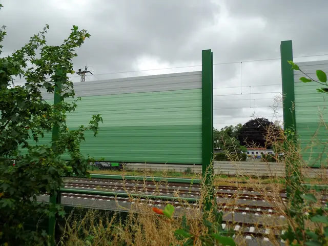 Baustelle Schallschutzwand Weseler Bahnhof, entlang P+R Parkplatz an der Friedenstraße. Alu-Elemente kombiniert mit Glas.
Sachstand: 09.07.2026 | Foto: Siegmund Walter, 09.07.2026, 10:16 Uhr