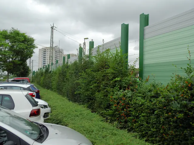 Baustelle Schallschutzwand Weseler Bahnhof, entlang P+R Parkplatz an der Friedenstraße. Alu-Elemente in grün und grau. Pfosten: Doppel-T-Träger, grün.
Sachstand: 09.07.2026 | Foto: Siegmund Walter, 09.07.2026, 10:18 Uhr