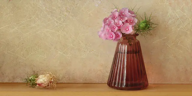 Stillleben mit 'Rosa Hortensie' und 'Jungfer im Grünen'
