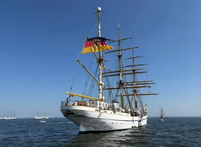 Ein schöner Rücken kann auch entzücken- die GORCH FOCK aus achterlicher Sicht. | Foto: Foto: Screenshot Facebookseite GORCH FOCK