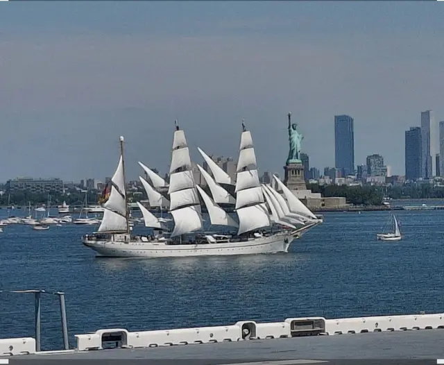 Die GORCH FOCK unter Vollzeug beim Einlaufen in New York City. | Foto: Foto: US Navy