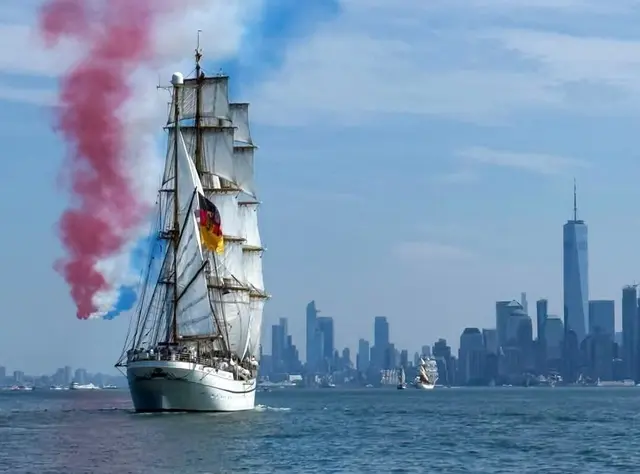 Unter dem von den Blue Angels mit den US- Farben verzierten Himmel steuert die GORCH FOCK ihr Ziel New York an. | Foto: Foto: Screenshot Facebookseite GORCH FOCK