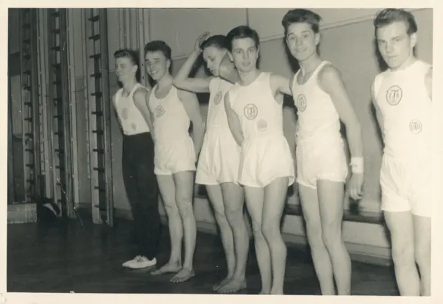 Bild 2: Turnriege in der alten Turnhalle an der Moltkeschule; Hermann Wenning dritter  von rechts