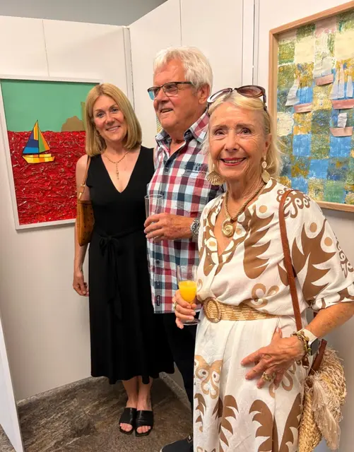 Kerstin Wittich, Franz Günther und Uschi Bihler vom Königsbrunner Künstlerkreis freuten sich über die zahlreichen Besucher der Ausstellung | Foto: Königsbrunner Künstlerkreis