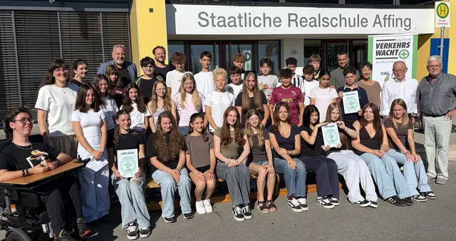 Siegerklasse der Realschule Affing mit Abordnungen der 2. und 3. Platzierten und den Ehrengästen