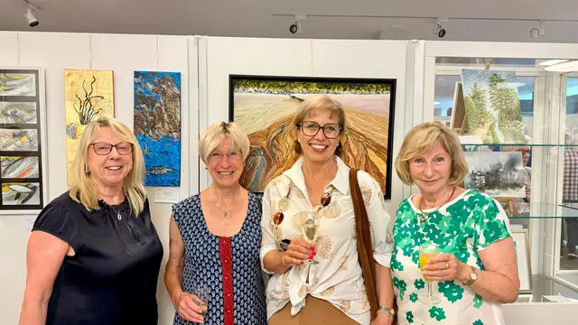 Bei einem Gläschen Sekt tauschten sich Besucher und Ausstellende rege aus. | Foto: Königsbrunner Künstlerkreis