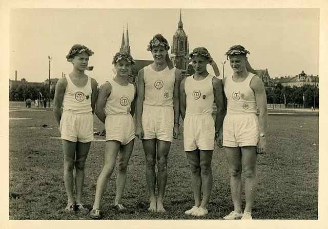 Bild 3: mit dem Siegerkranz; Hermann Wenning 2. von links