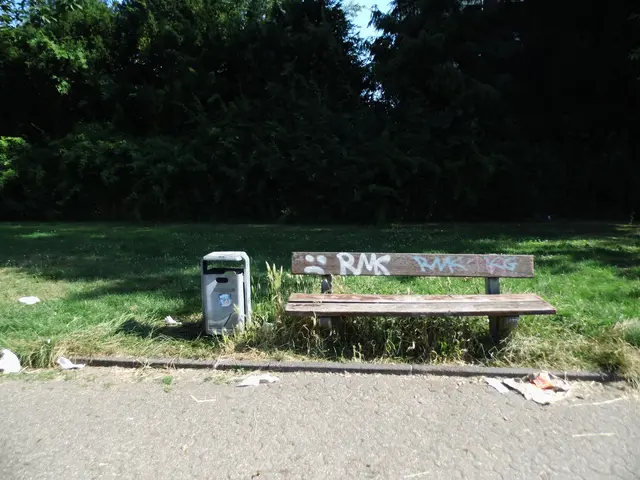 Holzsitzbank nähe Lauerhaas-Gesamtschule, Gehweg zwischen "Kirchturmstraße" und "Am Friedenshof", in Wesel. | Foto: Siegmund Walter, 11.07.2026, 09:54 Uhr