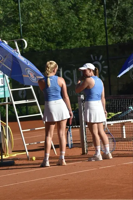 Hatten (nicht nur) mit der Hitze zu kämpfen: Damen 30 (hier im Bild Laura Hergesell und Lisa-Marie Kircher)