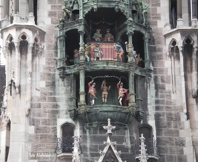 Das Glockenspiel beginnt täglich um 11 Uhr und 12 Uhr. Von März bis Oktober ist es zusätzlich um 17 Uhr zu sehen.
Um 21 Uhr gibt es das Nachtspiel mit Nachtwächter, Engel und Münchner Kindl
Das Glockenspiel zeigt zwei Szenen aus der Münchner Stadtgeschichte
Insgesamt erklingen 43 Glocken
Die Musikstücke wechseln je nach Monat
Am Karfreitag bleibt es stumm. ( Von München.de entnommen ) | Foto: Iris Alefelder